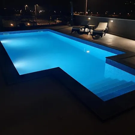 Holiday Valentino - With Pool Дом отдыха Поседарье